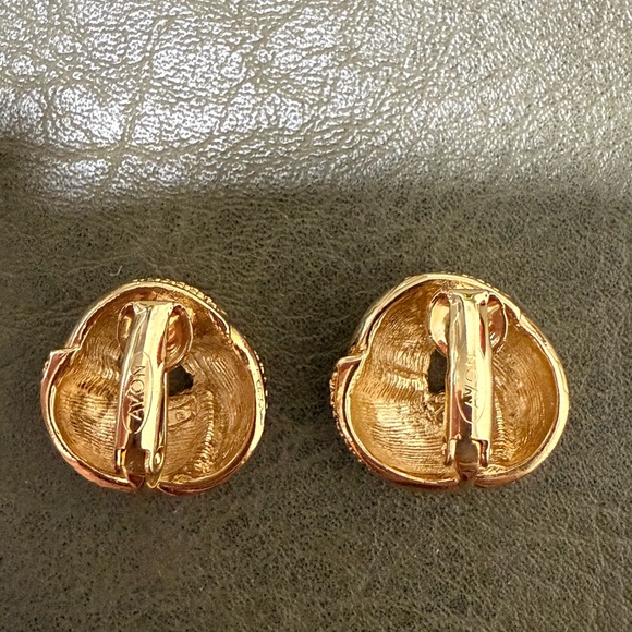 NOS Vintage Avon Textured Gold Tone Clip On Earrings - Picture 4 of 5